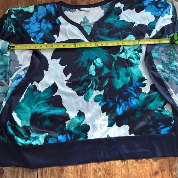 Peter Nygard Women’s Beautiful Colorful Flowing Silky Blouse Women’s Size XL EUC - Picture 9 of 11